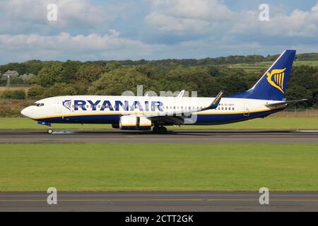 EI-DHY, un Boeing 737-8AS exploité par la compagnie aérienne Budget Ryanair, à l'aéroport international de Prestwick dans le Ayrshire. Banque D'Images