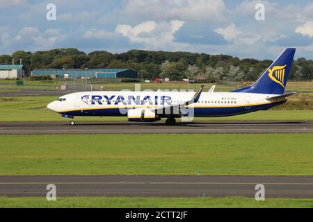 EI-DHY, un Boeing 737-8AS exploité par la compagnie aérienne Budget Ryanair, à l'aéroport international de Prestwick dans le Ayrshire. Banque D'Images