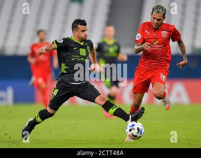 Doha, Qatar. 24 septembre 2020. Edmilson Junior (R) d'Al Duhail SC vies avec Hamdan Al Ruwaili du Taawoun FC lors du match de football du groupe C de la Ligue des champions asiatiques de l'AFC entre Al Duhail SC du Qatar et Al Taawoun FC de l'Arabie Saoudite au stade de la ville d'éducation à Doha, Qatar, le 24 septembre 2020. Credit: Nikku/Xinhua/Alay Live News Banque D'Images