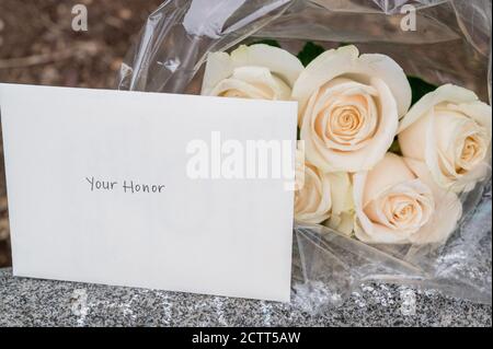 Le 24 septembre 2020, Washington, DC-- des fleurs et des souvenirs bornent la rue en face de la Cour suprême en l'honneur de la juge Ruth Bader Ginsburg. Banque D'Images