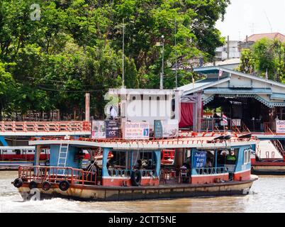 Ferry pour passagers traversant la rivière Chao Phraya sous le pont Taksin à Bangkok, entre la gare BTS du pont Taksin et l'embarcadère Sathon. Banque D'Images