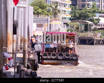 Les passagers débarquent d'un ferry express sur la rivière Chao Phraya à Bangkok, en Thaïlande, sur la jetée de Sathorn. Ces ferries assurent la distance entre non Banque D'Images