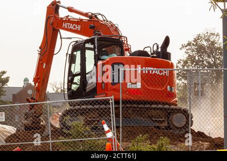 Bethesda, MD, Etats-Unis 09/12/2020: Vue d'un chantier de construction pris pendant le travail des machines. L'image présente une pelle hydraulique Hitachi rouge derrière Banque D'Images