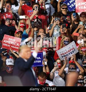 Jacksonville, Floride, États-Unis. 24 septembre 2020. Le président américain Donald Trump fait des gestes devant la foule après avoir pris la parole lors d'un grand rassemblement de campagne de retour américain à l'aéroport Cecil le 24 septembre 2020 à Jacksonville, en Floride. Avec 40 jours avant l'élection présidentielle de 2020, les récents sondages montrent une course serrée entre Trump et son adversaire démocrate, l'ancien vice-président américain Joe Biden. (Paul Hennessy/Alamy) crédit : Paul Hennessy/Alamy Live News Banque D'Images