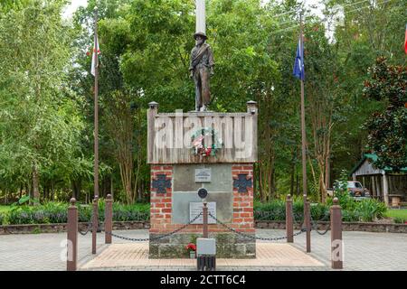 Point Lookout, MD, USA 09/19/2020: Statue d'un soldat confédéré inconnu situé dans le camp confédéré de prisonniers de guerre . Une couronne de fleurs avec Banque D'Images