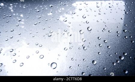 texture de surface automobile grise avec gouttelettes de pluie Banque D'Images