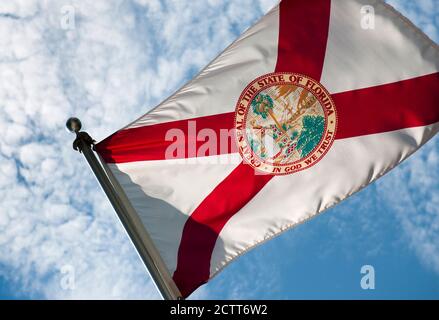 États-Unis, Floride, drapeau d'État de la Floride contre ciel nuageux Banque D'Images