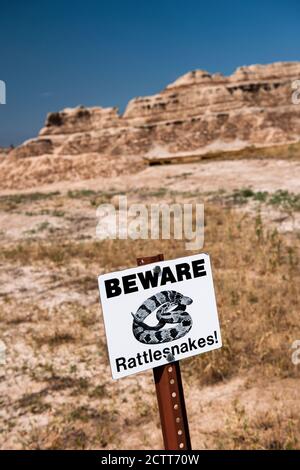 États-Unis, Dakota du Sud, Parc national des Badlands, panneau Beware of hotlesnakes dans le Parc national des Badlands Banque D'Images
