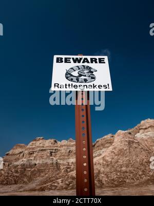 États-Unis, Dakota du Sud, Parc national des Badlands, panneau Beware of hotlesnakes dans les badlands Banque D'Images