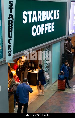 Les gens du café Starbucks à New York Banque D'Images