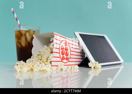 Studio de pop-corn avec tablette numérique et soda Banque D'Images