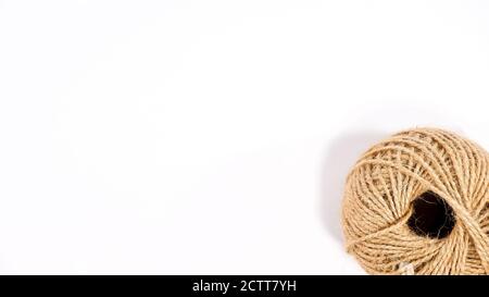 Rouleau de ficelle de jute pour la fabrication sur fond blanc Banque D'Images
