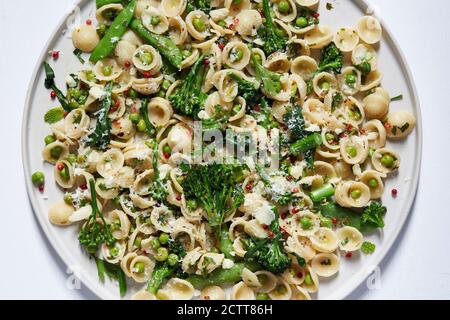 Orecchiette avec brocoli et petits pois sur l'assiette Banque D'Images