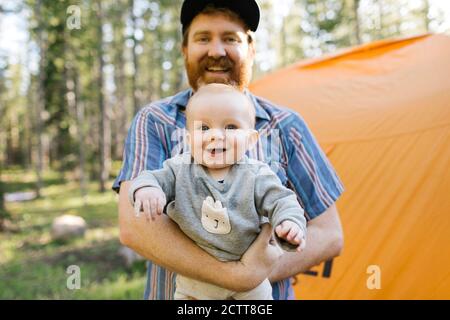 Portrait de père heureux avec bébé fils (6-11 mois) Dans la forêt nationale d'Uinta-Wasatch-cache Banque D'Images