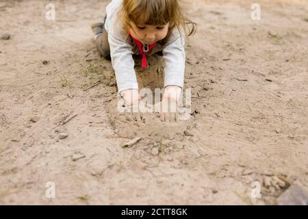 Fille (2-3) jouant dans le sable, Wasatch cache National Forest Banque D'Images