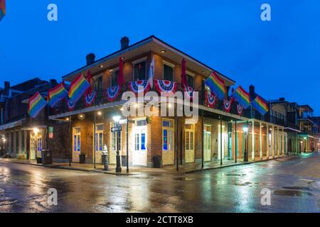 Bâtiments historiques à l'angle de Bourbon Street et de St Ann Street dans le quartier français la nuit à la Nouvelle-Orléans, Louisiane, Etats-Unis. Banque D'Images