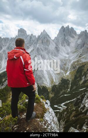 Italie, Tyrol du Sud, Belluno, Dolomites Sexten, Cadini di Misurina, Homme debout au bord du précipice regardant la vue Banque D'Images