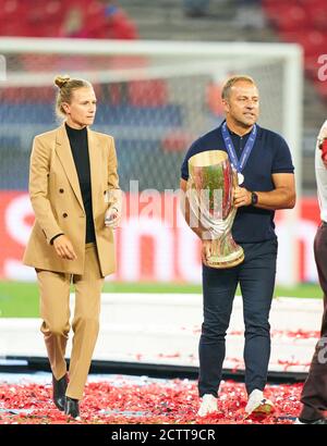 Budapest, Hongrie, le 24 septembre 2020. Entraîneur Hansi FCB (FCB), chef d'équipe, entraîneur, Kathleen KRUEGER, TeamManager FCB dans le match final de l'UEFA Supercup FC BAYERN MUENCHEN - FC SEVILLA 2-1 en saison 2019/2020, FCB, Munich, © Peter Schatz / Alamy Live News - LES RÈGLEMENTS de l'UEFA INTERDISENT TOUTE UTILISATION DE PHOTOGRAPHIES comme SÉQUENCES D'IMAGES et/ou QUASI-VIDÉO - agences de presse nationales et internationales HORS usage éditorial SEULEMENT Banque D'Images