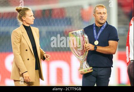 Budapest, Hongrie, le 24 septembre 2020. Célébration avec trophée Entraîneur Hansi FCB (FCB), chef d'équipe, entraîneur, Kathleen KRUEGER, TeamManager FCB dans le match final de l'UEFA Supercup FC BAYERN MUENCHEN - FC SEVILLA 2-1 en saison 2019/2020, FCB, Munich, © Peter Schatz / Alamy Live News - LES RÈGLEMENTS de l'UEFA INTERDISENT TOUTE UTILISATION DE PHOTOGRAPHIES comme SÉQUENCES D'IMAGES et/ou QUASI-VIDÉO - agences de presse nationales et internationales HORS usage éditorial SEULEMENT Banque D'Images