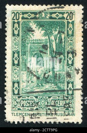 ALGÉRIE VERS 1941: Timbre imprimé par l'Algérie, montre le cimetière de Sidi bon Medine à Tlemcen, vers 1941 Banque D'Images