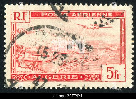 ALGÉRIE VERS 1946: Timbre imprimé par l'Algérie, montre avion au-dessus du port d'Alger, vers 1946 Banque D'Images