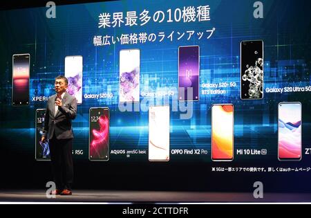 Tokyo, Japon. 25 septembre 2020. Le président de KDDI, opérateur mobile japonais, Makoto Takahashi, annonce les nouveaux combinés de téléphonie mobile 5G et les nouveaux services lors d'une présentation à Tokyo le vendredi 25 septembre 2020. Le nouveau gouvernement japonais fera pression sur les opérateurs de téléphonie mobile pour qu'ils conduisent moins cher pour les frais de téléphonie mobile. Credit: Yoshio Tsunoda/AFLO/Alay Live News Banque D'Images