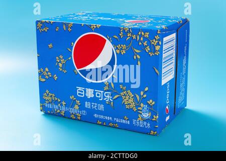 ZHONGSHAN Chine-septembre 25,2020:boîte de pepsi doux-senteur osmanthus sur fond bleu.c'est un nouveau produit de Pepsi en Chine. Banque D'Images