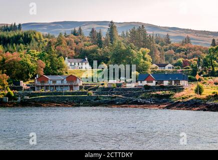 Chalets face au Loch Linnhe à Corran, un ancien village de pêcheurs, sur Corran point, sur le côté ouest des Corran Narrows du Loch Linnhe, en Écosse. Banque D'Images