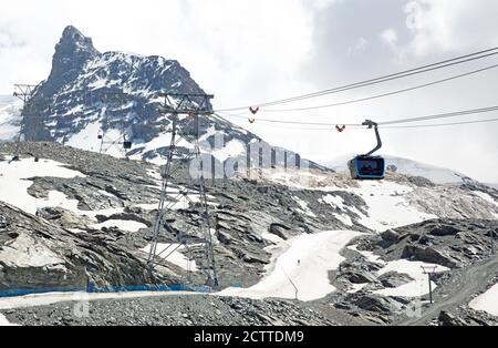 Zermatt, Suisse - 19 juillet 2020 : nouveau téléphérique en route vers le paradis du glacier de Matterhorn Banque D'Images