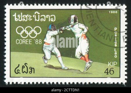 LAOS VERS 1988: Timbre imprimé par le Laos, montre Escrime, vers 1988 Banque D'Images