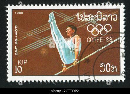 LAOS - VERS 1988 : timbre imprimé par le Laos, montre la gymnaste, vers 1988. Banque D'Images