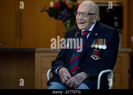 Le capitaine Sir Tom Moore, à Marston Moretaine, à Bedford, en compagnie du collecteur de fonds Lloyd Scott, qui tentera de grimper les trois sommets tout en portant une combinaison de plongée en haute mer. Banque D'Images