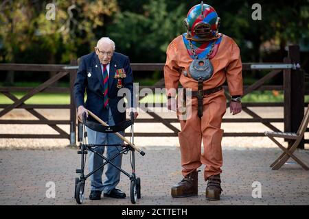 Capitaine Sir Tom Moore à Wootton, Marston Moretaine, Bedford avec le vétéran de la collecte de fonds Lloyd Scott, qui tentera de grimper les trois sommets tout en portant un costume de plongée en haute mer. Banque D'Images