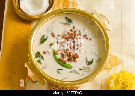 Onam Sadhya, Kerala curry végétarien Olan un curry de légumes Kerala cuisine du Sud de l'Inde sur feuille de banane. Préparé à partir de gourde blanc, lentilles, noix de coco Banque D'Images