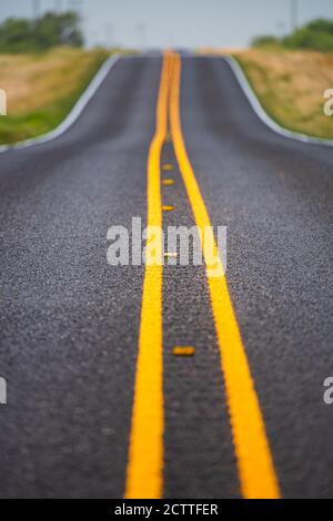 Texture de l'asphalte, fond de la voie. Vue latérale sur la route asphaltée le jour d'été ensoleillé. Route asphaltée aux États-Unis. Banque D'Images