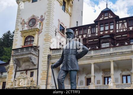 Statue du roi Carol I située en face du château de Peles, Sinaia, Prahova, Roumanie Banque D'Images