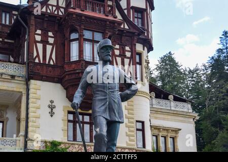 Statue du roi Carol I située en face du château de Peles, Sinaia, Prahova, Roumanie Banque D'Images