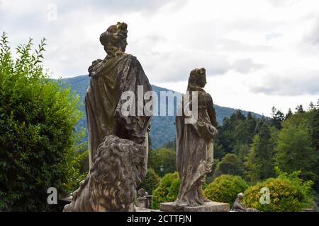 Statues de femmes situées en face du château de Peles, Sinaia, Prahova, Roumanie Banque D'Images