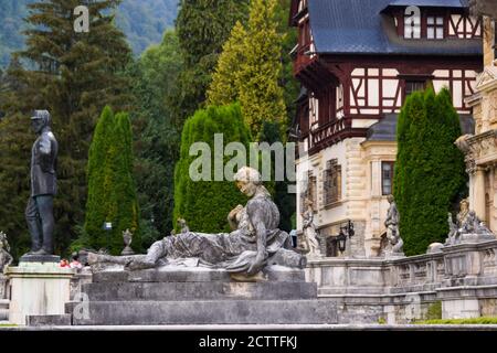 Statue d'une femme située en face du château de Peles, Sinaia, Prahova, Roumanie Banque D'Images