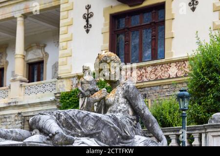 Statue d'une femme située en face du château de Peles, Sinaia, Prahova, Roumanie Banque D'Images