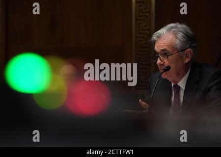 (200925) -- WASHINGTON, D.C., le 25 septembre 2020 (Xinhua) -- le président de la Réserve fédérale des États-Unis, Jerome Powell, témoigne d'une audience devant le Comité sénatorial américain des banques, du logement et des affaires urbaines à Capitol Hill, à Washington, D.C., aux États-Unis, le 24 septembre 2020. POUR ALLER AVEC "la reprise du marché du travail américain stalles avec le Congrès bloqué sur l'allégement fiscal" (Toni L. Sandys/Pool via Xinhua) Banque D'Images