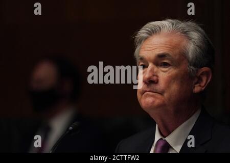 (200925) -- WASHINGTON, D.C., le 25 septembre 2020 (Xinhua) -- le président de la Réserve fédérale des États-Unis, Jerome Powell, témoigne d'une audience devant le Comité sénatorial américain des banques, du logement et des affaires urbaines à Capitol Hill, à Washington, D.C., aux États-Unis, le 24 septembre 2020. POUR ALLER AVEC "la reprise du marché du travail américain stalles avec le Congrès bloqué sur l'allégement fiscal" (Toni L. Sandys/Pool via Xinhua) Banque D'Images