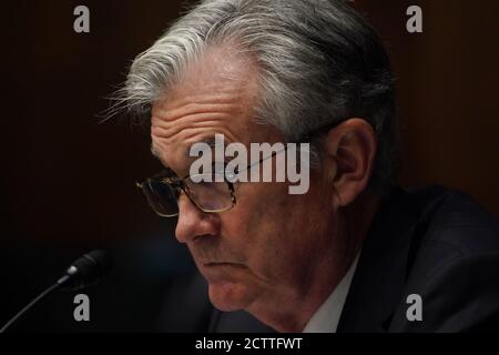 (200925) -- WASHINGTON, D.C., le 25 septembre 2020 (Xinhua) -- le président de la Réserve fédérale des États-Unis, Jerome Powell, témoigne d'une audience devant le Comité sénatorial américain des banques, du logement et des affaires urbaines à Capitol Hill, à Washington, D.C., aux États-Unis, le 24 septembre 2020. POUR ALLER AVEC "la reprise du marché du travail américain stalles avec le Congrès bloqué sur l'allégement fiscal" (Toni L. Sandys/Pool via Xinhua) Banque D'Images