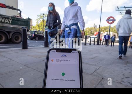 Londres, Royaume-Uni. 24 septembre 2020. Photo prise le 24 septembre 2020 montre l'application NHS COVID-19 affichée sur un téléphone à l'extérieur de la station de métro Westminster à Londres, en Grande-Bretagne. Jeudi, plus d'un million de personnes ont téléchargé l'application NHS COVID-19 longtemps attendue du gouvernement britannique pour la recherche de contacts en Angleterre et au pays de Galles dans son premier jour de lancement. L'application officielle NHS COVID-19 demande aux utilisateurs de mettre en quarantaine pendant 14 jours s'il détecte qu'ils se trouvaient à proximité d'une personne infectée par le virus. Crédit: Tim Ireland/Xinhua/Alamy Live News Banque D'Images