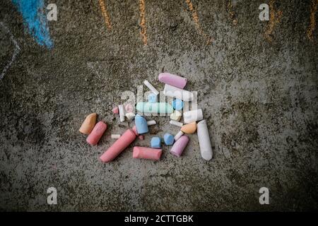 Image de faible profondeur de champ (mise au point sélective) avec craie colorée pour les enfants sur une chaussée en béton. Banque D'Images