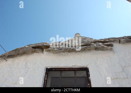 Toit conique en pierre d'une maison typique appelée trullo à Puglia Italie du Sud Banque D'Images