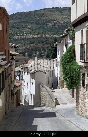 Pastrana, España, Hiszpania, Espagne, Espagnol; une rue vide et étroite dans la vieille ville sans personnes. Leere schmale Straße in der Altstadt ohne Menschen Banque D'Images