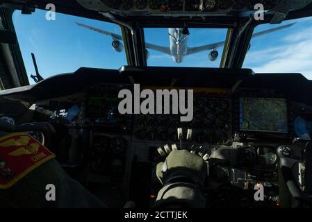 Un pilote B-52H Stratofortress, affecté à la 5e Escadre Bomb de la base aérienne de Minot, Dakota du Nord, manœuvre l'avion vers un KC-135 Stratotanker, affecté à la 100e Escadre de ravitaillement en vol, RAF Mildenhall, en Angleterre, pour se ravitailler au-dessus de la mer Méditerranée après avoir terminé une mission de la Force opérationnelle pour bombardier en Europe, le 16 septembre. 2020. Les missions de la FBT ont eu lieu sur le théâtre d'opérations européen depuis 2018, avec plus de 200 sorties coordonnées avec des alliés et des partenaires. (É.-U. Photo de la Force aérienne par le Sgt. Burt Traynor) Banque D'Images