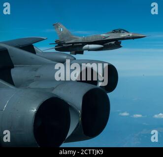 Une Force aérienne hellénique F-16 s'intègre à une B-52H Stratoforteresse, affectée à la 5e Escadre Bomb de la base aérienne de Minot, Dakota du Nord, en route vers une mission de la Force opérationnelle pour bombardiers Europe en Méditerranée orientale, le 16 septembre 2020. Le BTF en Europe démontre l'engagement des États-Unis en faveur de la sécurité régionale et leur soutien à ses pays alliés et partenaires de l'OTAN. (É.-U. Photo de la Force aérienne par le Sgt. Burt Traynor) Banque D'Images