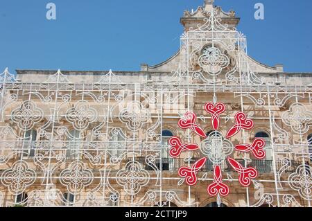 Façade de l'hôtel de ville décorée pour les vacances d'été à Ostuni Pouilles Banque D'Images